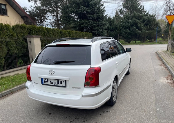 Toyota Avensis cena 7500 przebieg: 324000, rok produkcji 2004 z Radłów małe 67